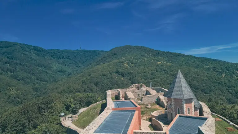 Zagreb Hike tour visiting Medvedgrad fort in the summer